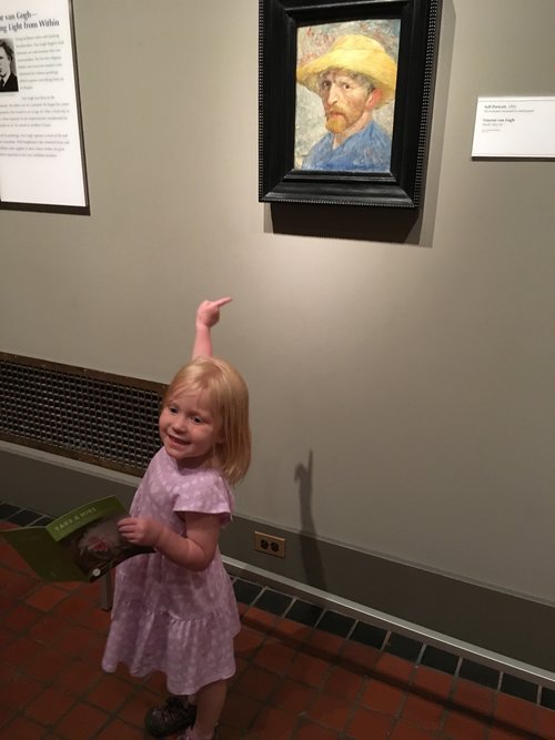 visiting an art museum with kids - scavenger hunt