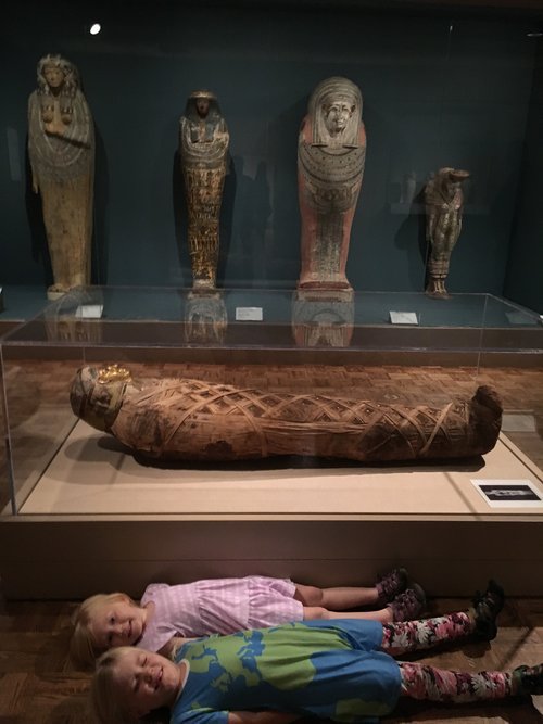 visiting an art museum with kids - mummy